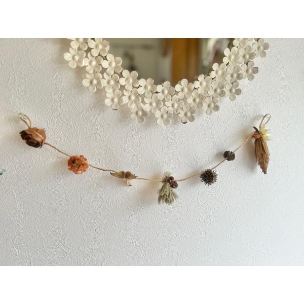 いろんな木の実やドライフラワーを繋げたガーランド百合の木、メタセコイヤ、プラタナス、ウォーリーブッシュ綿から、ケイトウ、シダーローズ縦に横に季節をお楽しみくださいドライフラワーならではの楽しみ方でインテリアに、贈り物にいかがでしょう他のガー...