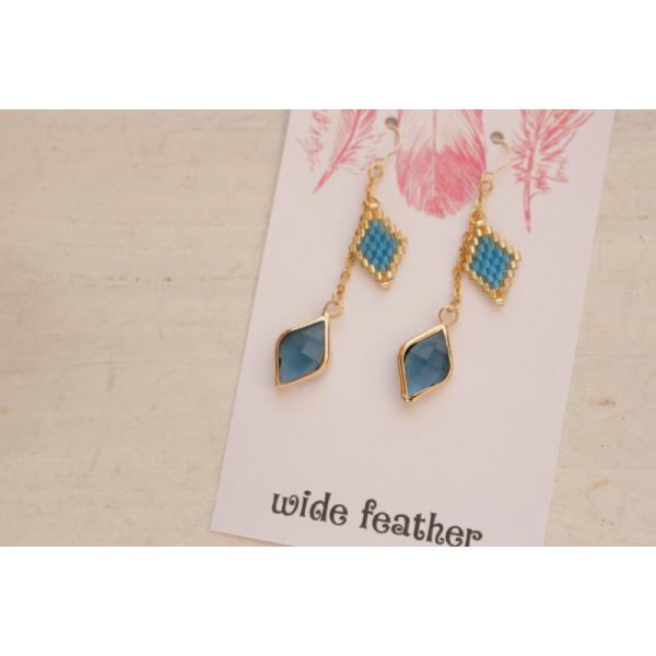 ガラスストーンとダイヤモチーフピアス（ライトブルー）