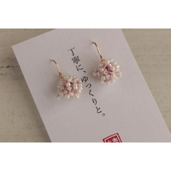 ビーズボール　氷重　手染めシルクとビーズのピアス