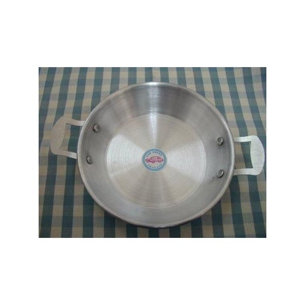 ちょっとレトロなアルミパンです。デザート皿やエスニック料理などが似合いそう。直火ＯＫなので、アウトドアクッキングでも活躍してくれます。観葉植物を並べてもいい感じです。SIZE：直径約17×4.5cm（持ち手含まず）素材：アルミ　生産、運搬過...