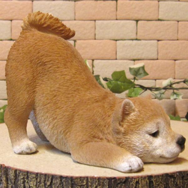 犬の置物 柴犬 リアルな犬の置物 のびのびシバ Bタイプ 子いぬのフィギア しばイヌのオブジェ ガーデニング 玄関先 陶器 しばけん