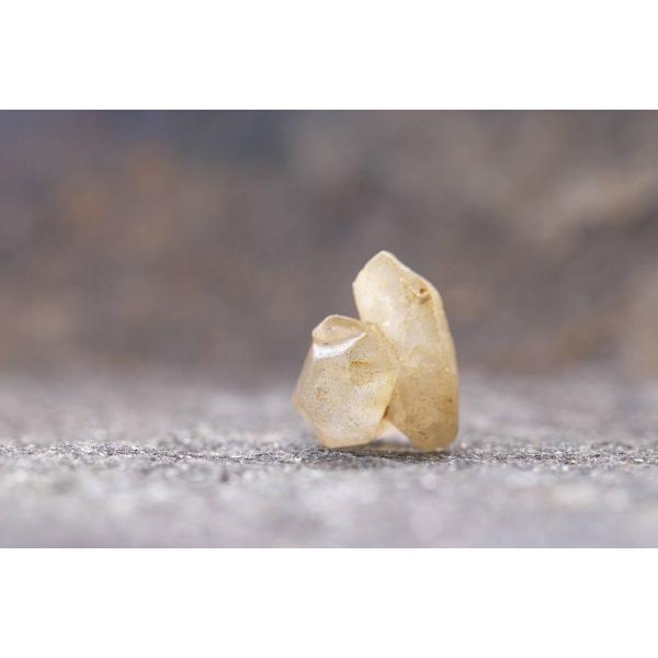サファイアクリスタル、サファイア 原石クリスタル22.65カラット天然石コランダム、ライトイエロー（スリランカ）