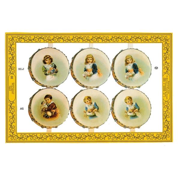 サイズ：約幅23.5×高さ16.0cm素　材：紙製※定形外郵便物可ブランド：マメロックデザイン：クロモス シート ヴィクトリアン 子供 男の子 女の子 楽器ハイセンスで美しいクロモス。タンバリンの中に子供たちが描かれています。様々な玩具を持...