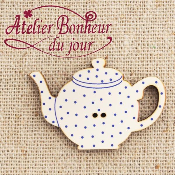 サイズ：約幅3.3cm×高さ2.3cm×厚み3mm素　材：木製※定形外郵便物OKブランド：Atelier Bonheur du jourデザイン：ティーポット ドット 白色 青色フランスのリヨンで作られている木製ボタン。モチーフは青い水玉の...
