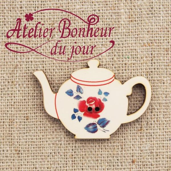 サイズ：約幅3.3cm×高さ2.3cm×厚み3mm素　材：木製※定形外郵便物OKブランド：Atelier Bonheur du jourデザイン：ティーポット 花 バラ 白色 赤色フランスのリヨンで作られている木製ボタン。モチーフは薔薇の花...