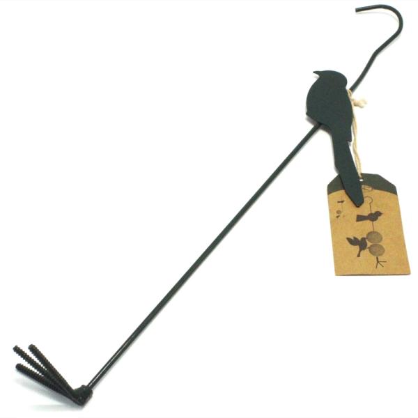 サイズ：長さ 約40cm※定形外郵便物不可デザイン：ガーデニング バードフィーダー 鳥の餌台 グリーン本商品は棒状の部分にリンゴ等の果物を突き刺して野外の木などに吊るして置くことで野鳥観察などに使用するガーデニング用品です。足の部分がネジに...