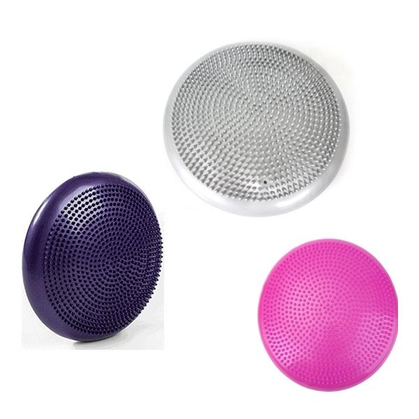 クッションに座って気軽にエクササイズすることができます。 バランスボールタイプに、比べ場所をとらず、転倒の心配が少ないので安心。使わない時の収納や持ち運びにも便利です。 小さな突起の付いたクッションが気持ちよく足裏を刺激し、安定性も考慮した...