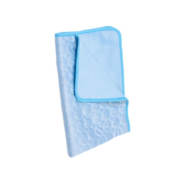 ワンちゃんや猫ちゃんの暑い夏対策<br><br>片面は涼しげな感じの生地もう片面はメッシュ生地で非常に<br>通気性があり柔らかくなっています。<br><br>クーリングマットは冷...