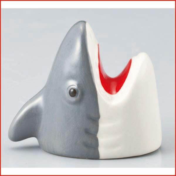 おもしろ雑貨 箸置き 陶器 噛みつき箸置き サメ Sa San2429 雑貨屋フリー 通販 Yahoo ショッピング
