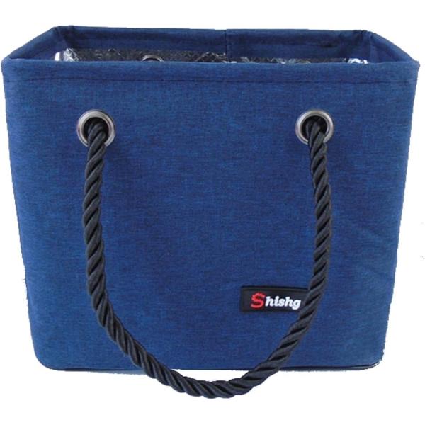 バリエーションコード : 2B2TIXR1QX「大容量の収納」マチが17cmと広いため、シャンプーなどのボトルを横置きすることなく縦ですっぽり入れることができます。天面が開けているので背の高いボトルでもどんどん入れられる。「太目の持ち手」持...