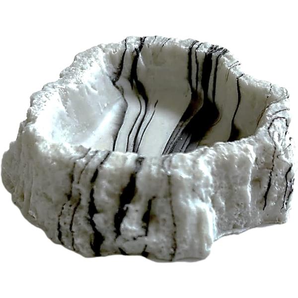 ・爬虫類の生態、行動に合わせて開発されたエサ・水入れです。・横転や位置ズレの少ないずっしりとした安定感で、滑りを予防します。・自然の岩をイメージしたテラリウムにぴったりな爬虫類・両生類用の水やり皿・えさ皿です。・天然樹脂素材で無害です。・内...