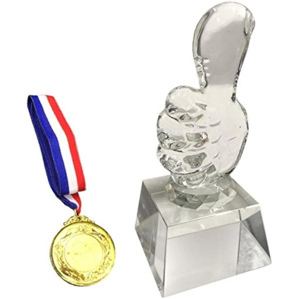 バリエーションコード : 2BFO5P2KVLとってもユニークなクリスタルガラスのいいねトロフィー＊金メダルとセットでワクワクする商品です＊そのままでも十分喜ばれますが、テプラを使ってお好きなメッセージを入れれば、あっという間にオリジナルト...