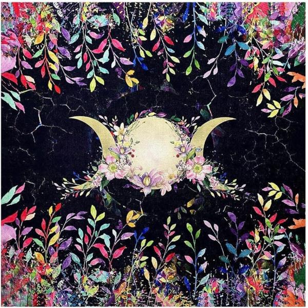 タロットマットには、美しく幻想的な月と草花のデザインが施されています。普段使いにぴったりで、実用性を重視しています。正方形で、据わりが良く、使いやすさも特長です。お部屋のインテリアに華やかさを加える一品です。タペストリー、タロットクロス、ホ...