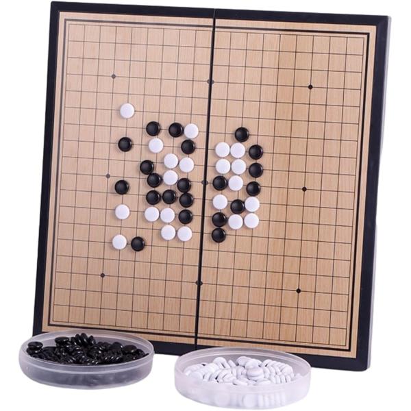 磁力で碁石がズレない設計 碁石の底部に装着されたマグネットにより、囲碁盤上での安定感が抜群。軽い傾きや動きでも碁石がしっかり所定の位置を保ち、快適に対局を楽しむことができます。折りたたみ式で収納＆携帯便利 コンパクトに折りたためる碁盤は、碁...