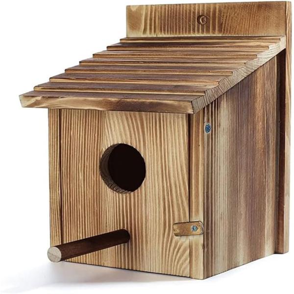 サイズ：15cm x 15cm x 22cm本格焼杉仕様の野鳥用巣箱です。前扉タイプとなります。1.5〜4m以上の高さの木などに設置することをおすすめします。