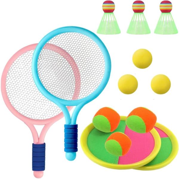 「2種類のボール遊びセット」テニスとバドミントを両方楽しめるラケットとフライングキャッチボールが楽しめる外遊びセットです。公園や広場などの屋外、屋内問わず、ボール遊びを楽しめます。「バドミントンとテニス両方楽しめる」羽根つきボール（バドミン...