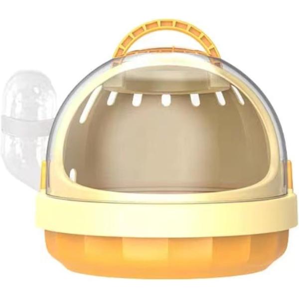 バリエーションコード : 2B9SVUWKWV「給水器付きのペットキャリー」ハムスターや小動物の快適な移動を可能にします。給水器付きで、長時間の外出でも安心です。通気性と快適性を兼ね備え、旅行や外出時に便利です。「側面の空気穴で換気も十分」...