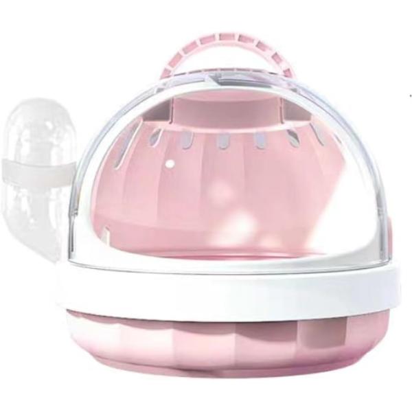 バリエーションコード : 2B9SVUWKWV「給水器付きのペットキャリー」ハムスターや小動物の快適な移動を可能にします。給水器付きで、長時間の外出でも安心です。通気性と快適性を兼ね備え、旅行や外出時に便利です。「側面の空気穴で換気も十分」...