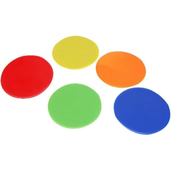 「練習の邪魔にならない」従来の立体型コーンとは異なり、このフラットコーンは平らな設計になっており、風の強い日でも飛ばされにくさが特長です。表面には滑りにくい突起が施されており、足で踏んだりぶつかったりしてもズレにくく、位置を直す時間を節約で...