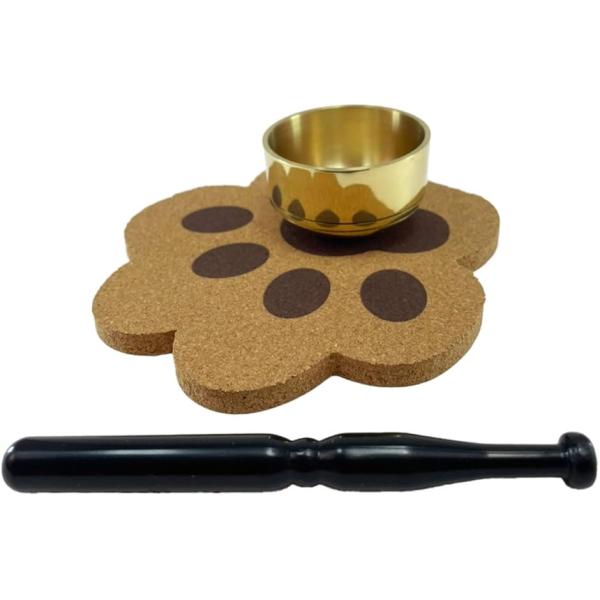 ペット用おりんは、肉球コルクマット、おりん、りん棒の3点セット。愛猫、愛犬、うさぎ、ハムスター、小鳥ペットや故人のご供養、仏壇に。コンパクトで場所を取らず優しい音色、かわいいビジュアルで心を穏やかに。おりんは、仏具は大きくて場所に困る、いか...