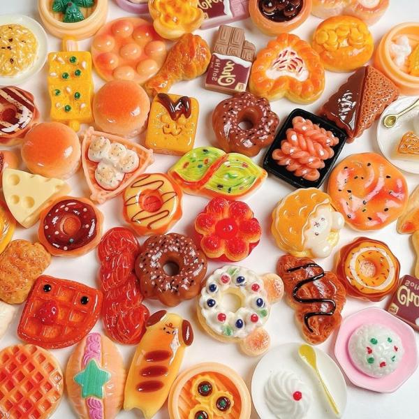 バリエーションコード : 2BRTVH2YP4「リアルで可愛い。ミニチュアフードセット」 ・本物そっくりのパンやスイーツが勢ぞろい。 ドーナツ、パン、チョコなど、カラフルでかわいいミニチュアフードをたっぷり詰め合わせたセットです。見ているだ...