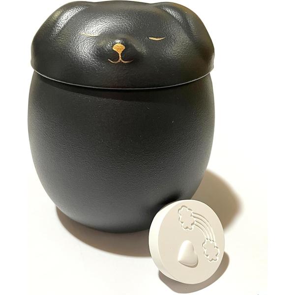 バリエーションコード : 2BU4CD44PG「愛犬のぬくもりをいつもそばに感じる分骨用遺骨入れ」 大切なワンちゃんを亡くされた飼い主さまのために、静かな祈りの時間を支える「犬用ミニ骨壺 」。重厚感のあるブラックカラーと穏やかなフォルムが、...