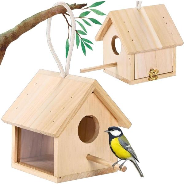 バリエーションコード : 2BU8R28WJFシジュウカラなど小鳥用のミニ巣箱です。ナチュラルな木製バードハウスは、屋根付きの可愛い三角デザイン。小型の鳥やヒナが安心して過ごせる巣箱で、吊下げ紐も付属。鳥かごのように庭やバルコニーに吊り下げ...
