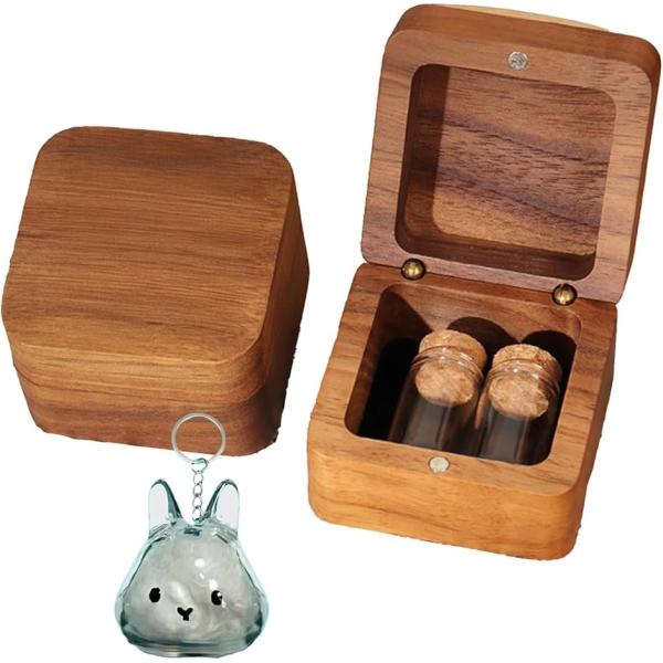 バリエーションコード : 2BUGWGGSGQ「メモリアルケースセットで大切な記録を残す」木製ボックスに収まる瓶2本とキーホルダーのセット。瓶には髭や爪、歯など成長の証をしっかり保存できます。キーホルダーには毛を入れられるので、外出先でも身...