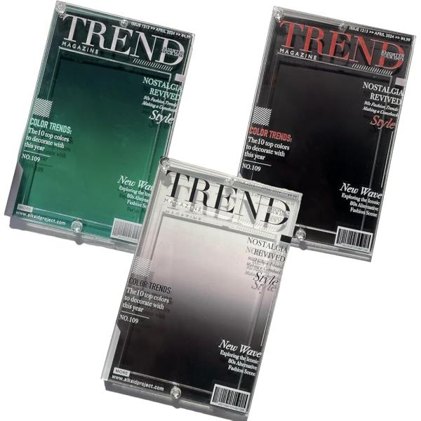 バリエーションコード : 2BUL9FK5K6「雑誌の表紙みたいに、推しをもっと特別な存在に」3層のアクリル構造で大切なトレカやチェキをしっかり守りながら、まるでファッション誌の表紙のような雑誌風デザインが推しを華やかに演出します。韓国風の...