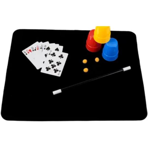 「テーブルマジックに最適な滑らかさ」上質なベルベット素材を使用。手触りは柔らかく、カードや小道具の動きがスムーズ。マジシャンの細かい手さばきも美しく映える表面設計。「ゴム製の裏地で高い安定性」裏面には滑り止め効果のあるラバー素材を採用。テー...