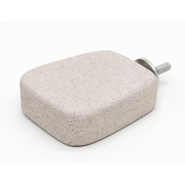 サイズ：約7.8cm x 6.5cm x 2.6cm横向き・縦向きどちらでもOKで、よく通る場所やお気に入りの場所に設置するだけざらざらした軽石素材が、乗るだけで爪をやさしく削り、またかじることで歯の伸びすぎ防止やストレス発散にも効果的。デ...