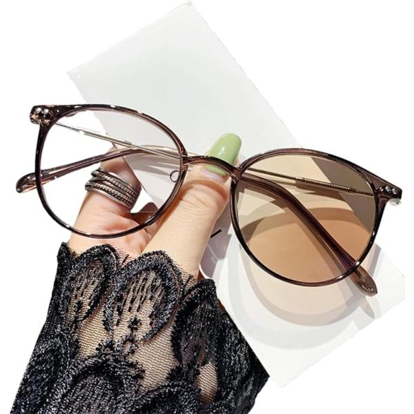 バリエーションコード : 2BUXP05RDH「これ1本でOK。室内外でかけ替え不要の調光レンズ」 おしゃれな伊達めがねが、屋外では紫外線から目元を守るサングラスに早変わり、UV400レンズが紫外線を99%以上カットし眩しさを抑え大切な瞳を...