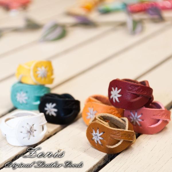 Zenis(ゼニス）のリングです。ナチュラルレザー（牛革）を使用しています５mm幅のテープを編み込んだメッシュです刺繍のワンポイントとブランドロゴの刻印が、かわいいアクセントです丁寧に１点づつ職人の手で仕上げています使い込むほどに色が深みを...