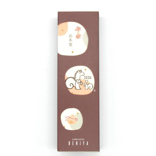 内容 8個入り 1箱賞味期限 製造日から約2ヶ月程度めでたいことの前兆とされる和柄〈慶雲〉をモダンにアレンジした背景に、黄金色のクルミをちりばめ、華やかで優しい印象に仕上げました。2026年の干支にちなんだ“うまリスくん”にもご注目ください。