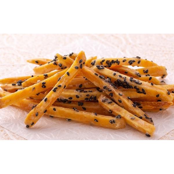 ■愛媛・内子のお菓子、善蔵の原点この【黒ごま芋娘（いもこ）】は、昔ながらの製法で作り、あまり硬すぎずサクサクした食感。素揚げした宮崎産サツマイモにお芋と相性の良いごま入りの蜜をたっぷり手がけしました。ごまの香ばしさが後を引き、パリポリつまめ...