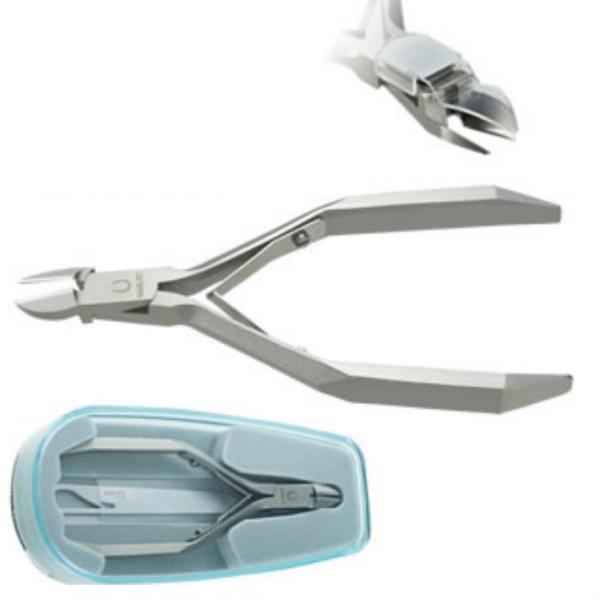 ●刃先をストレート（直刃）に仕上げた、手、足、兼用の爪きりです。●特殊ステンレス鋼使用●サイズ　・全長：135mm　・刃長：15mm　・重量：64g●内容　・クリスタル爪切り　・ウィング爪ヤスリ　・樹脂製ケース　・爪飛びガード●我が国、工業...