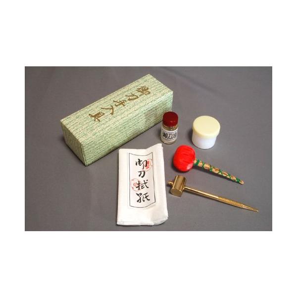 「商品情報」■居合刀、美術刀、模造刀のお手入れにお使いください。刀と一緒に飾ることで和室のインテリアにもなります。ご使用方法と注意拭紙・・・柔らかくなるまで揉みこんで刀に付いている古い油を拭き取って下さい。良質なティッシュペーパーでも代用で...