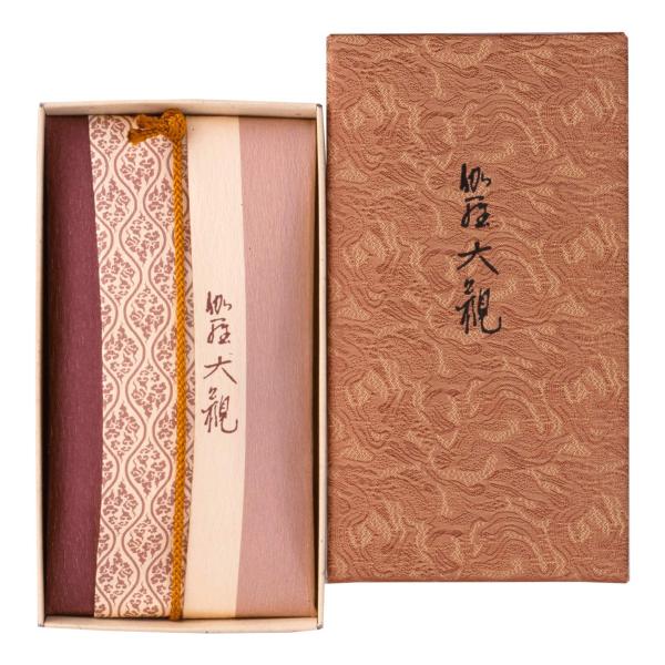 【商品概要】上質で辛み・深みのある沈香・伽羅をたっぷり用い、白檀・生薬系香料がさらにその魅力を高めます。香りの王者が誇る幽玄の香り。穏やかにお部屋に香りが漂います。金色の紐をほどいて包みを開くとコーン型のお香と簡易香立が入っています。【商品...