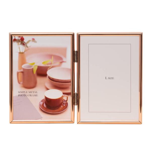 【商品概要】写真が引き立つシンプルデザインのメタルフレーム。背面はベロア生地で覆い、高級感を演出。2面タイプで開く角度を調整できます。縦写真が2枚入るので、スマホで撮った写真も気軽に飾れます。また、お手元供養額として、肖像写真＋思い出の写真...