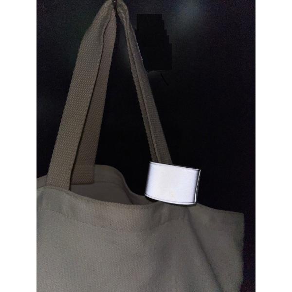 高輝度ガラスビーズ反射材のリストバンドでおもて面はさらさらした触り心地うら面は白起毛で肌触りも抜群です。高輝度で良く反射します。簡単装着ワンタッチ！■サイズ：W300ｍｍ×H30ｍｍ■素　材：ガラスビーズ反射材、 スチールベルト（薄板）、　...