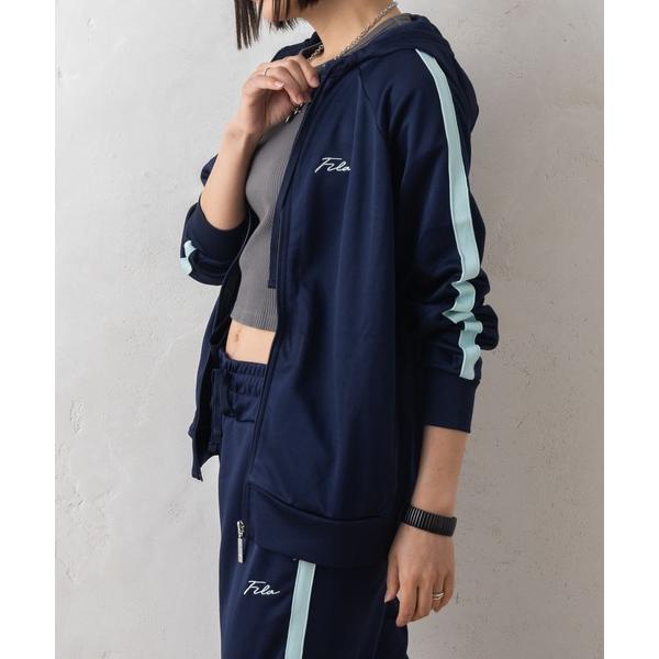 『タイムセール実施中』参考価格：7，920円発売時期：2022年01月コンディション：A（使用感なし）数回使用した程度で使用感が感じられないアイテム参考商品名：【別注】FILA/フィラ ワンポイント 筆記体 刺繍 ライン入り ジャージ 上下...