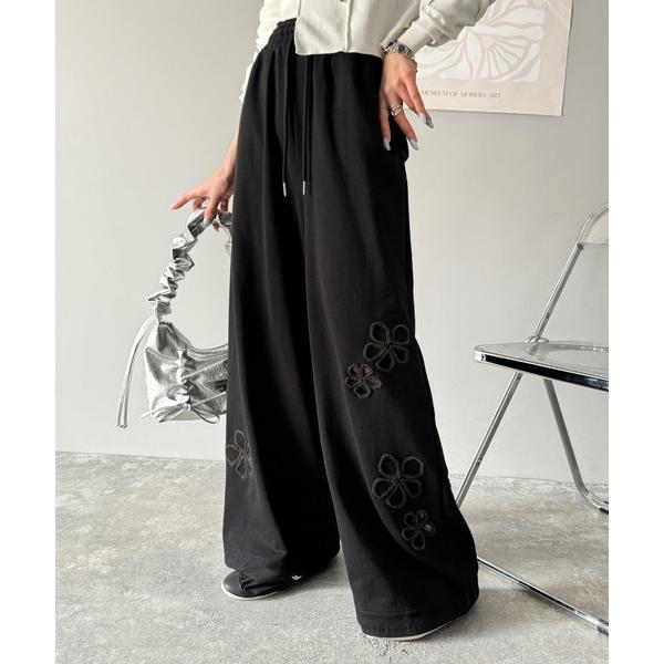 参考価格：5，999円発売時期：2025年04月コンディション：A（使用感なし）数回使用した程度で使用感が感じられないアイテム参考商品名：大人の遊び心が光る。フラワーサガラ刺繍くり抜き裏毛スウェットワイドパンツ参考品番：ce1260424【...