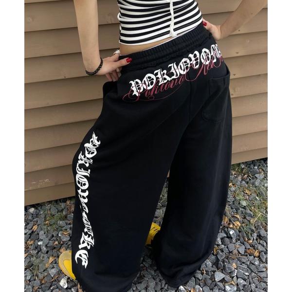 『タイムセール実施中』ZOZO問い合わせ番号:101999342ショップ:DIAVEL，ディアベルブランド:Sibra，シブラ，DIAVEL，ディアベル商品名:バックロゴ×サイドレタリングが映える 裾ドロスト付きワイドシルエットパンツカテゴ...