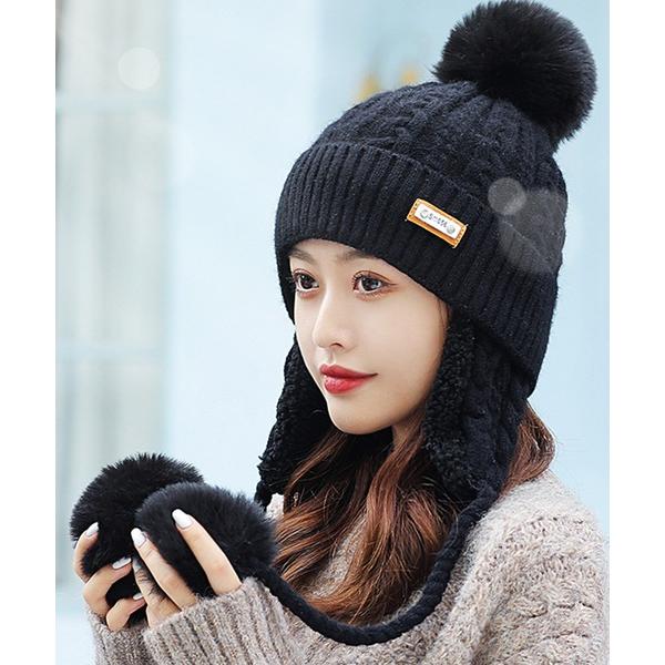 ポンポン付きがかわいい。コーデにカジュアル感をプラス