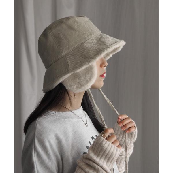 ボリュームのあるバケットハットは小顔効果も