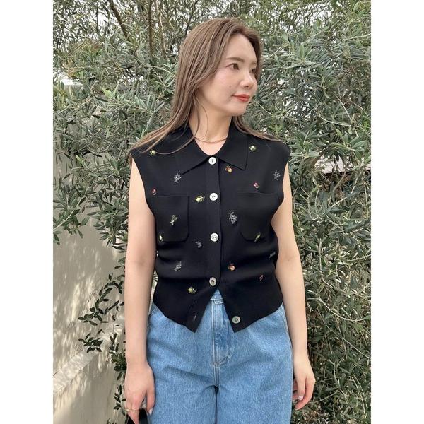 [今季完売]フルーツ刺繍ポロカラーノースリニットジレ フルーツ刺繍ポロカラーノースリニットジレ／接触冷感(ニット