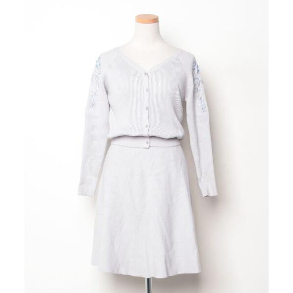 『セール実施中』参考価格：13，200円発売時期：2017年11月コンディション：D（傷・汚れあり）傷や汚れがあるが使用には問題ないアイテム全体的：汚れ、色あせ、毛玉、型崩れ留め具：ほつれ参考商品名：NEW刺繍Vリブカーデニットアップワンピ...