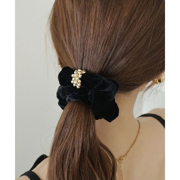 『セール実施中』ZOZO問い合わせ番号:97736718ショップ:Outfitter lab，アウトフィッターラボブランド:CEMONEMO，セモネモ商品名:ゴールド モチーフ ベロア シュシュカテゴリ:ヘアアクセサリー>シュシュブラ...