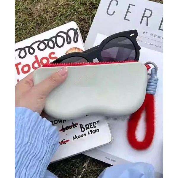 ZOZO問い合わせ番号:98235578ショップ:perky room，パーキールームブランド:DiamondHearts，ダイヤモンドハーツ，perky room，パーキールーム商品名:もふもふストラップ付きシリコンメガネケースカテゴリ:...