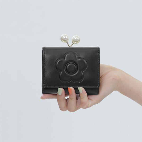 MARY QUANT（マリークヮント） エンボスデイジーパール ミニウォレット